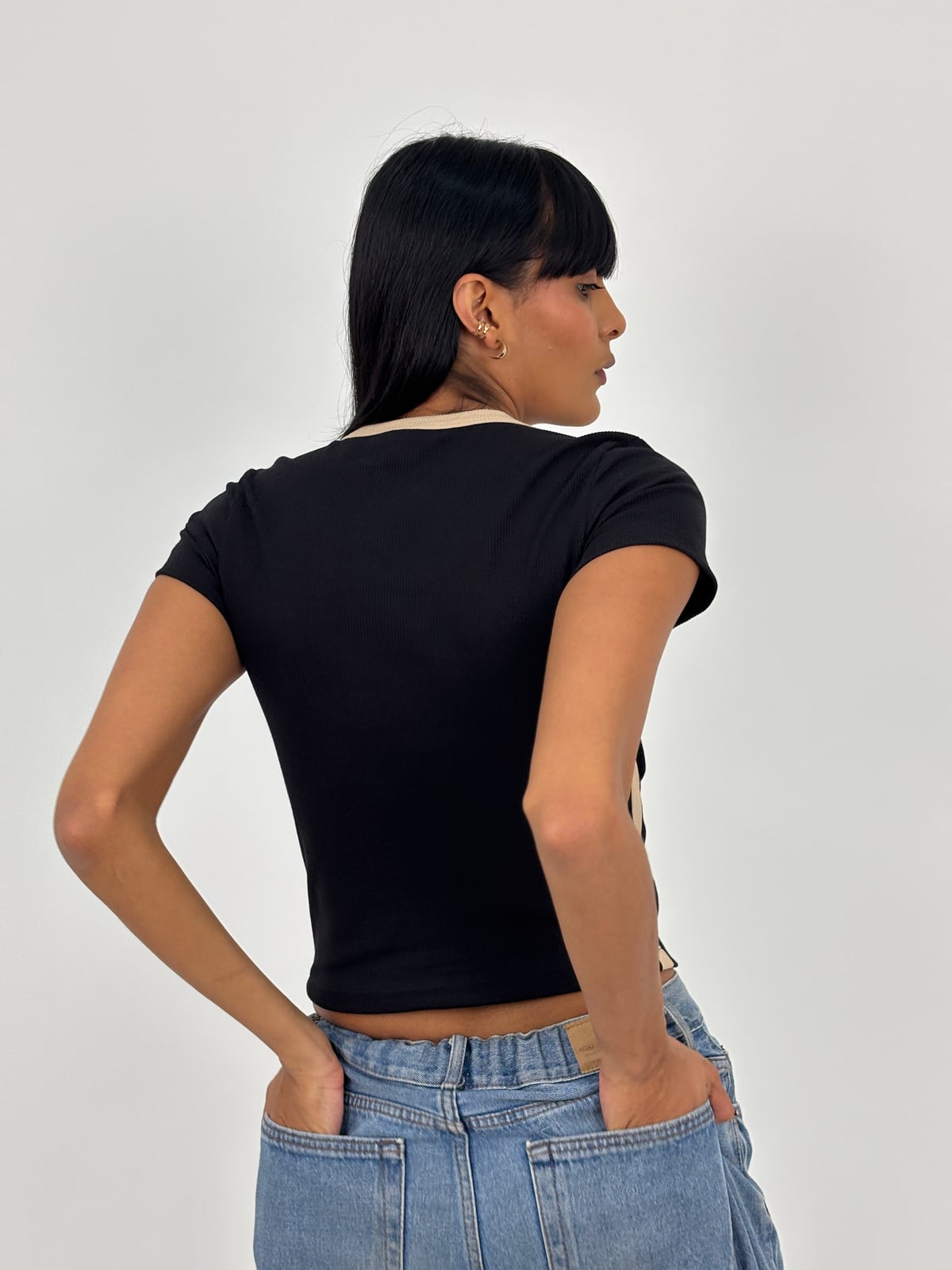 Blusa Cuello Redondo Dama Rib blank, color negro sesgo arena - Tu Prenda