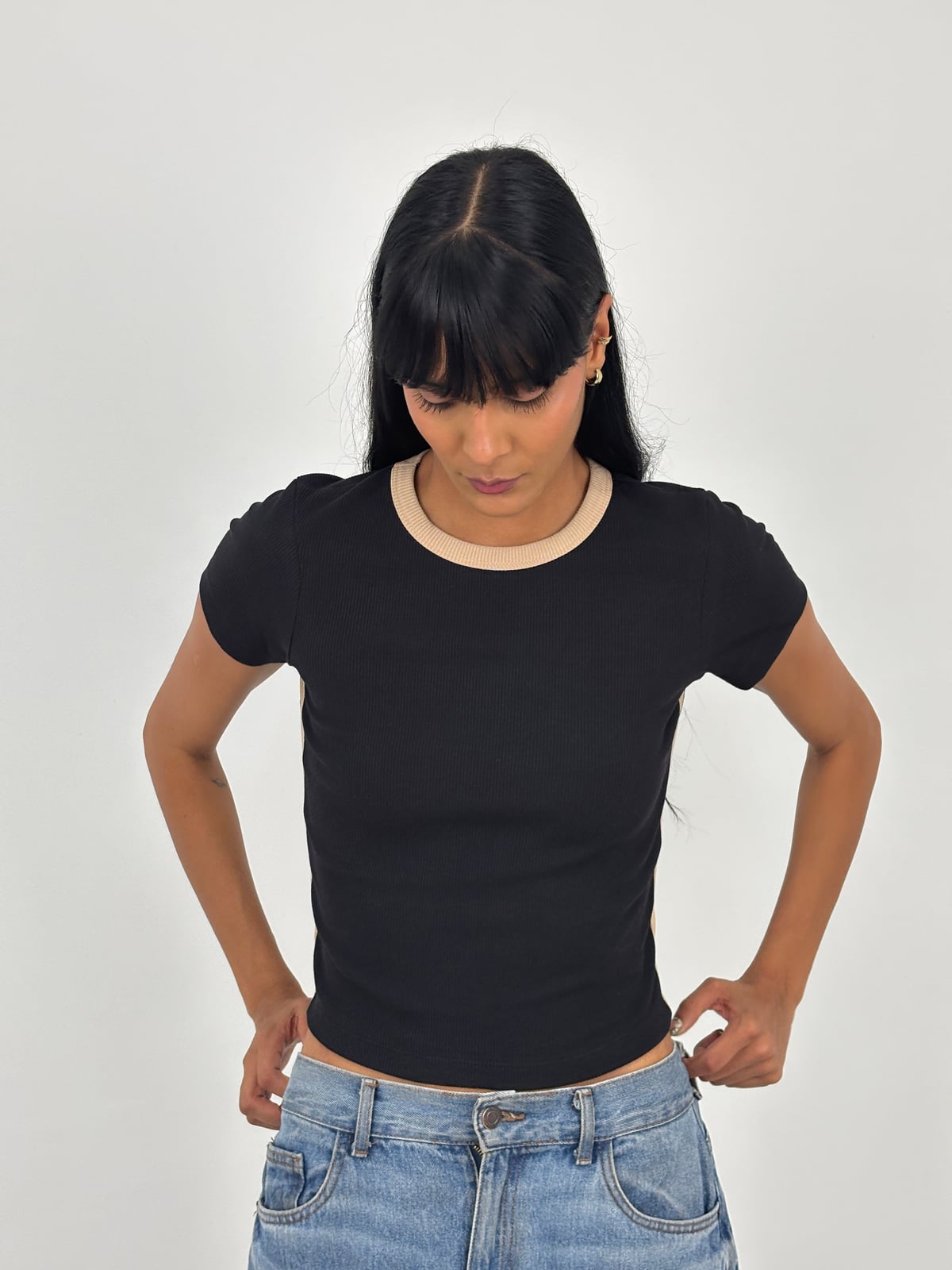 Blusa Cuello Redondo Dama Rib blank, color negro sesgo arena - Tu Prenda