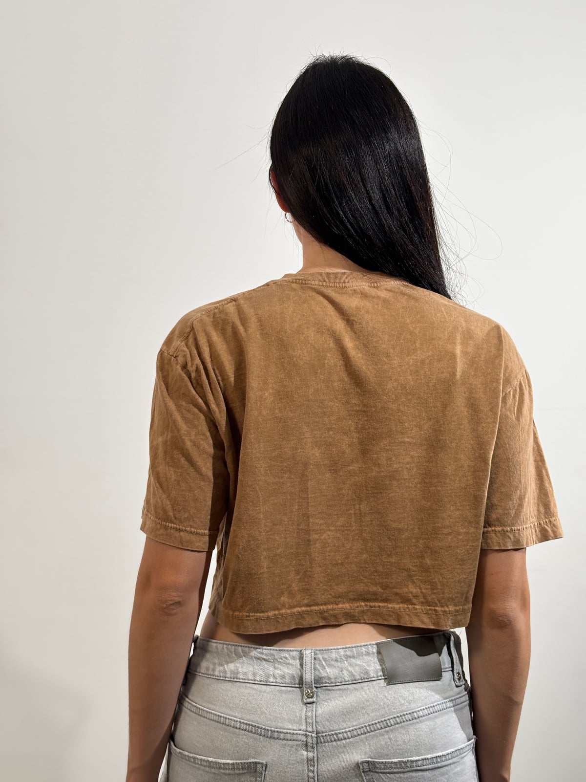 Crop Top Dama Acid Wash blank, color pardo - Tu Prenda