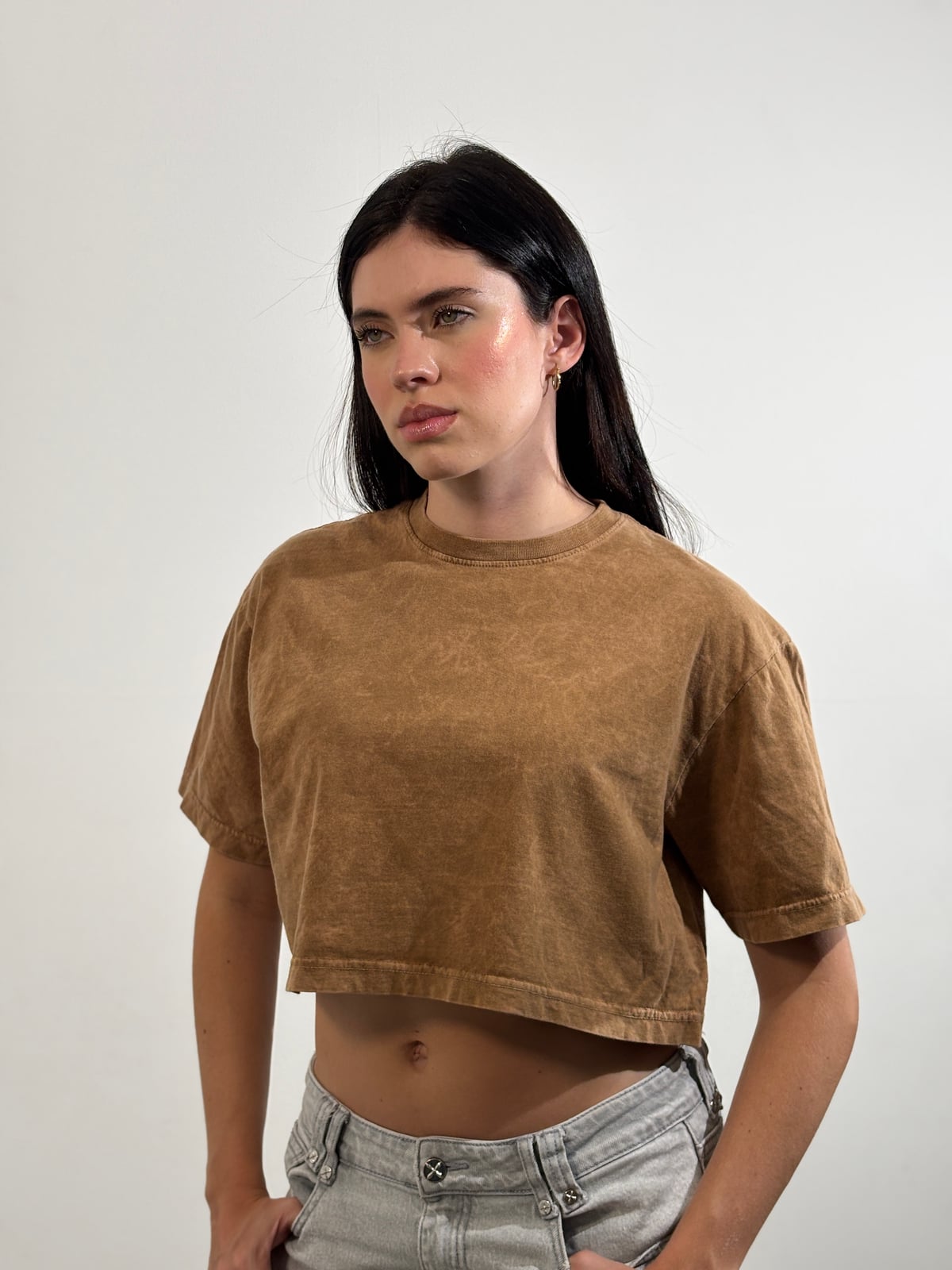 Crop Top Dama Acid Wash blank, color pardo - Tu Prenda